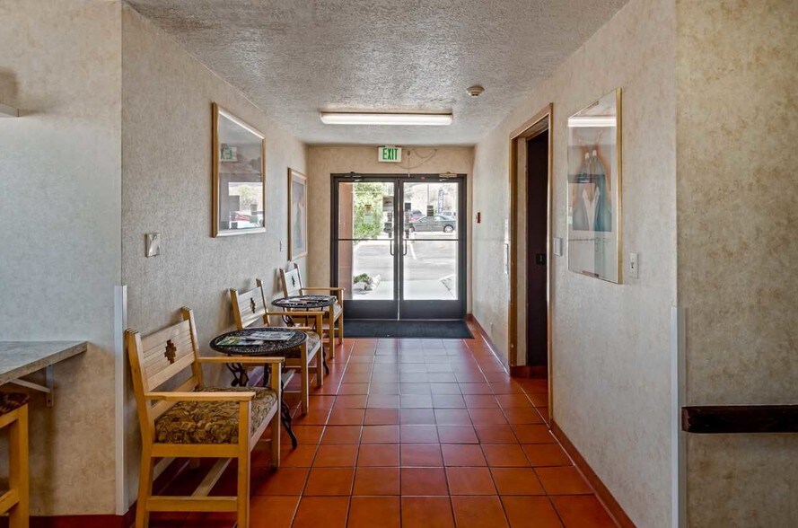 More Photos Of 1520 Candelaria Rd NE, Albuquerque Hotel For Sale