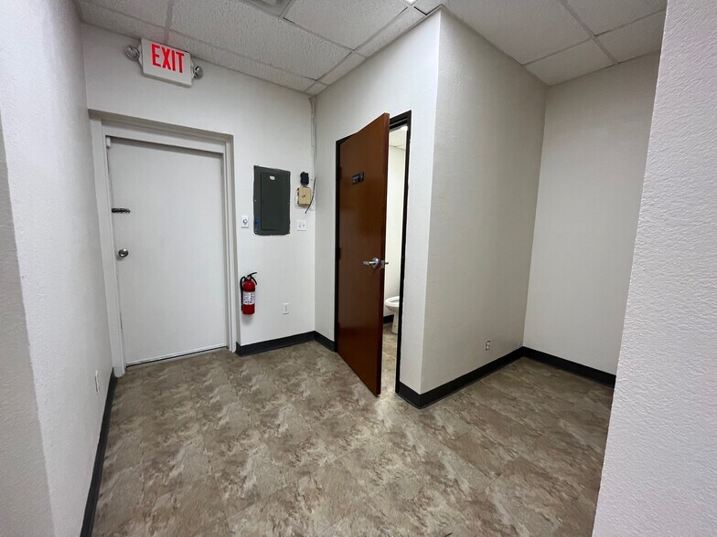 More Photos Of 2000 W San Antonio St, Lockhart Unknown For Lease