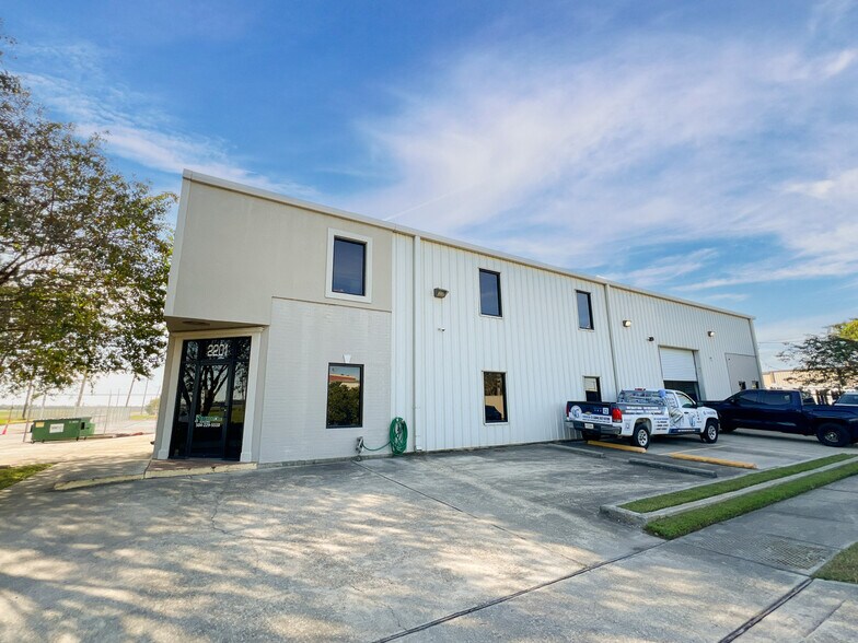 More Photos Of 2201 Greenwood St, Kenner Flex For Sale