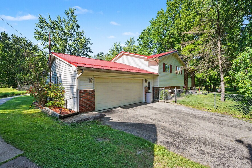 More Photos Of 4250 Herr Fieldhouse Rd, Southington Veterinarian Kennel For Sale