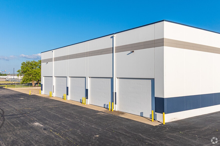 More Photos Of 20 Unytite Dr, Peru Distribution For Sale