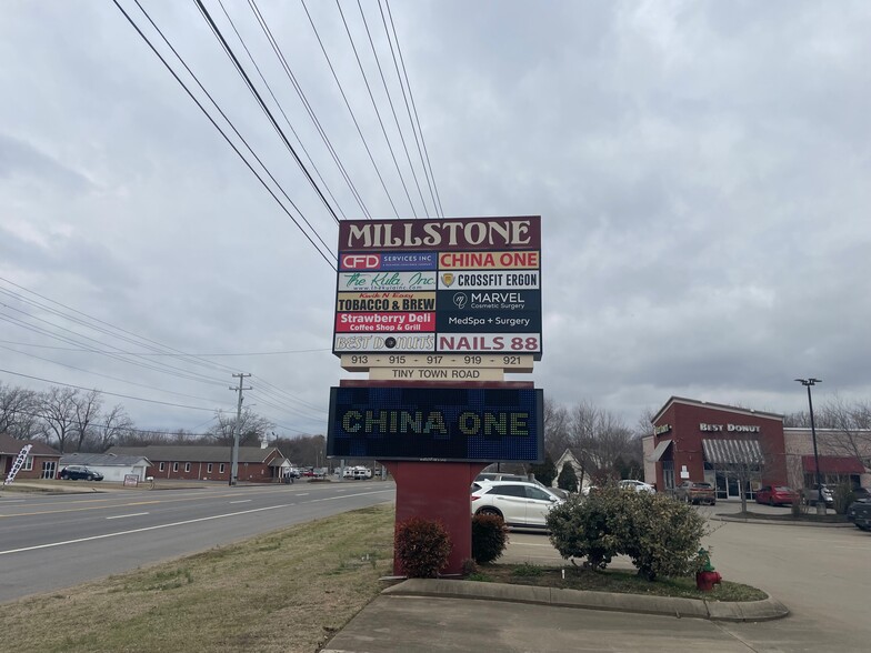 More Photos Of 917-919 Tiny Town Rd, Clarksville Freestanding For Lease