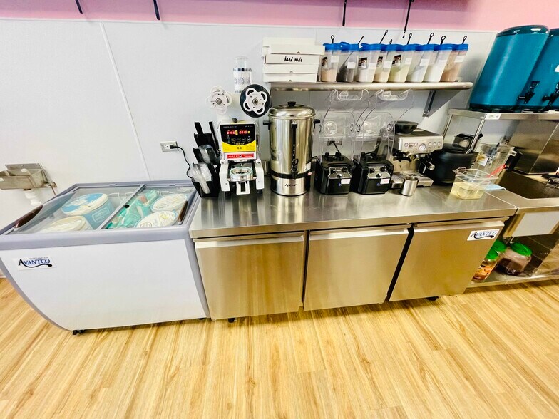 More Photos Of 3068 Kirchoff Rd, Rolling Meadows General Retail For Sale