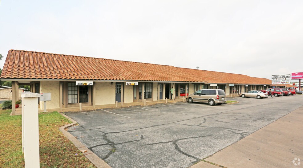 More Photos Of 2105 Justin Ln, Austin General Retail For Lease