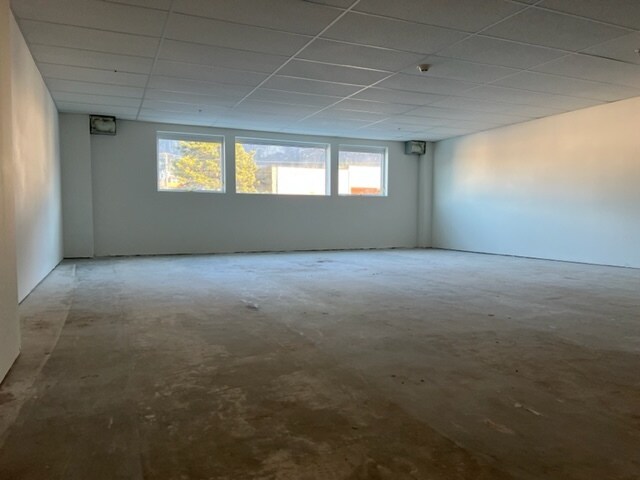 More Photos Of 38033-38041 2 Av, Squamish Office Residential For Lease