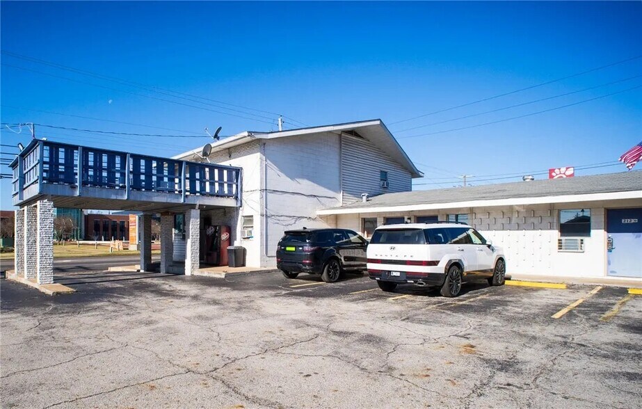 More Photos Of 520 S Jackson St, Jacksonville Hotel For Sale