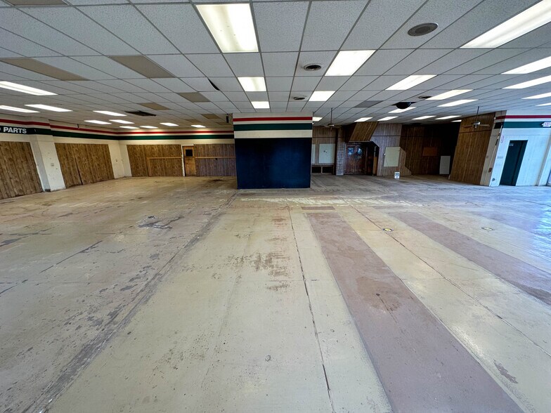 More Photos Of 423 N 7th St, Perry Freestanding For Sale