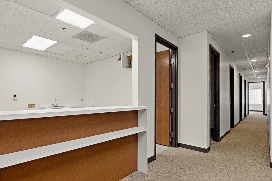 More Photos Of 505 E Golf Rd, Arlington Heights Office For Sale