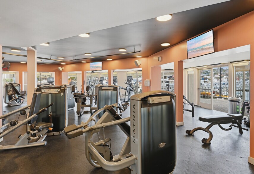 More Photos Of 1551 Shelter Island Dr, San Diego Hotel For Lease