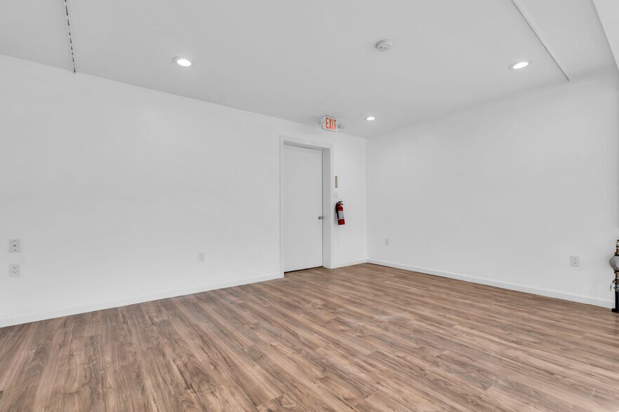 More Photos Of 11 E Main St, Tuckerton General Retail For Lease