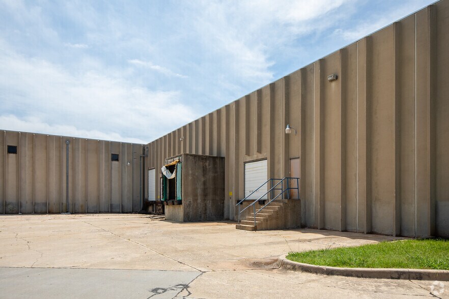 More Photos Of 4601 SW 36th St, Oklahoma City Warehouse For Lease