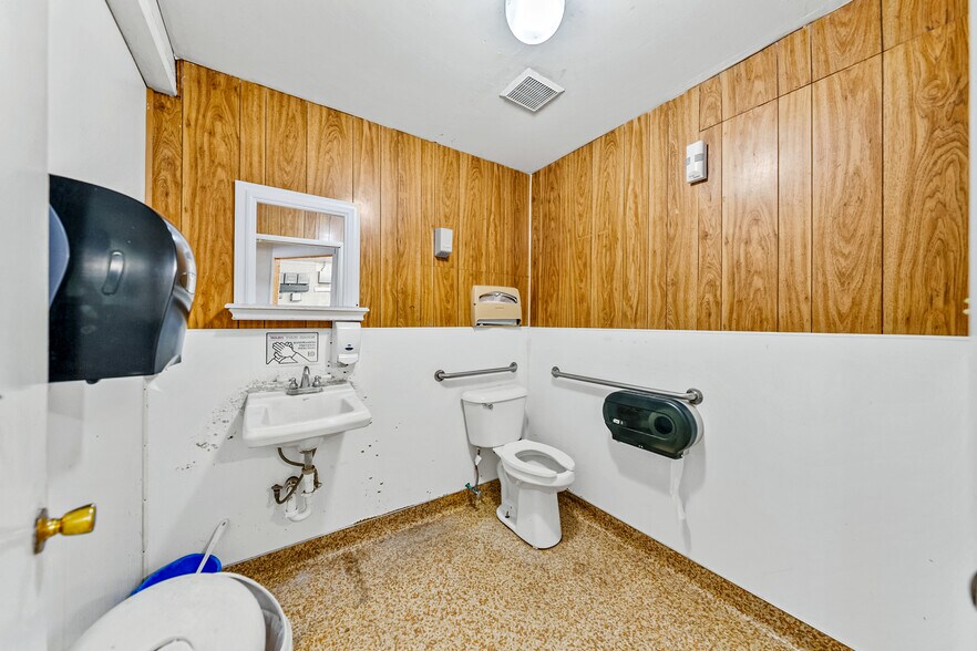 More Photos Of 21823 Highway 62, Shady Cove Storefront For Lease