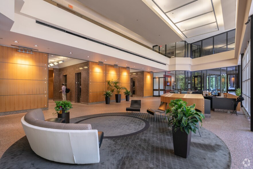 More Photos Of 1 Ravinia Dr, Atlanta Office For Lease