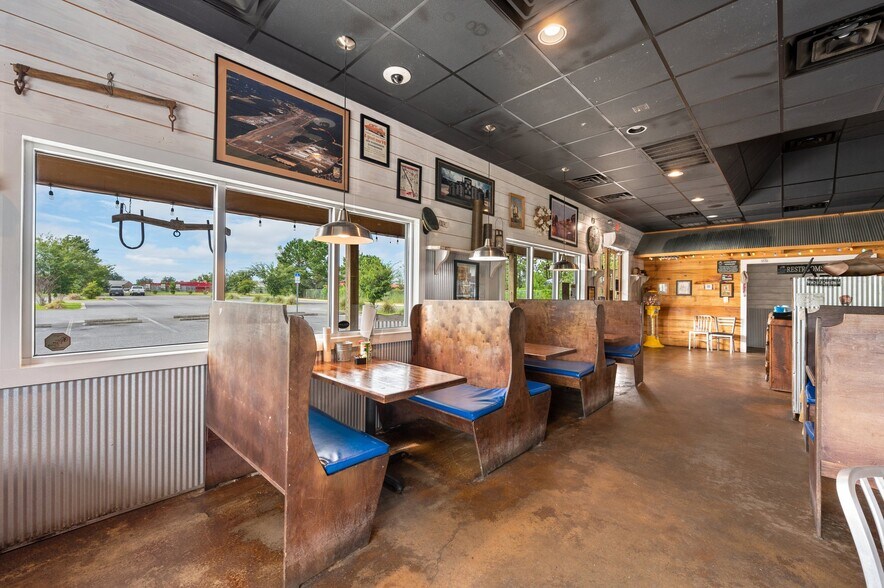 More Photos Of 1296 N Ferdon Blvd, Crestview Restaurant For Sale