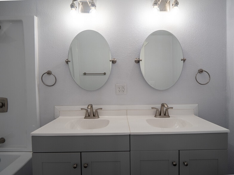 More Photos Of 420 W Johnson St, Norman Multifamily For Sale