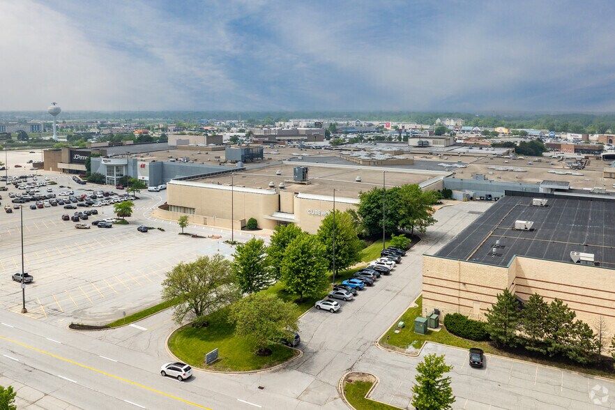 More Photos Of 1995 Southlake Mall, Merrillville Department Store For Sale