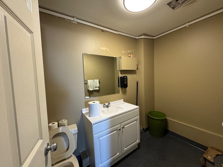 More Photos Of 5104 42 Av, Lloydminster Medical For Lease