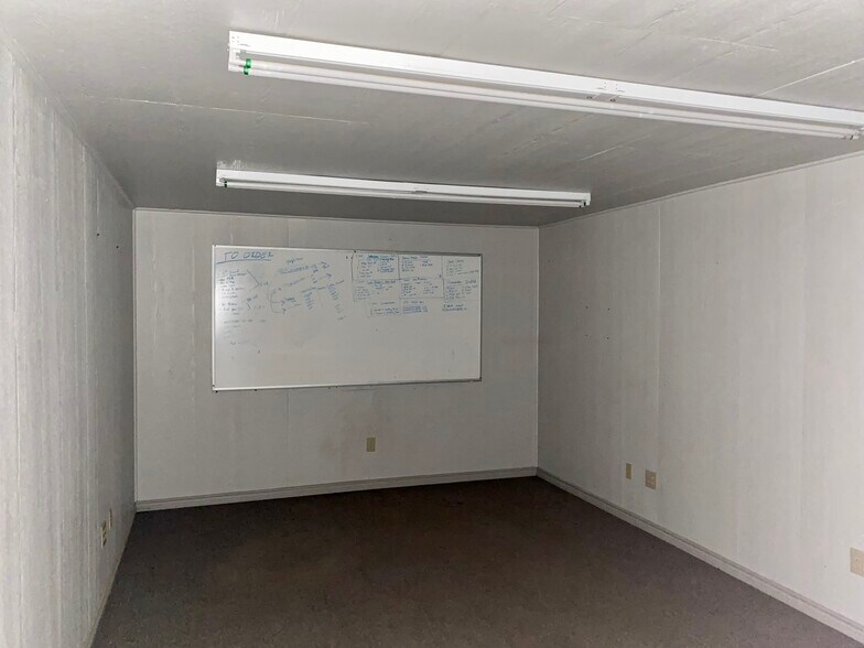 More Photos Of 902 S Main St, Jacksboro Warehouse For Sale