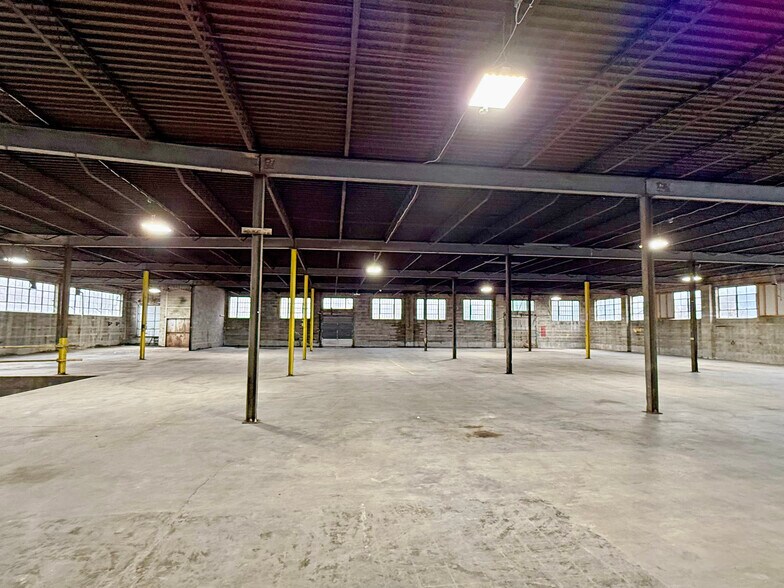 More Photos Of 500 S Front St, Memphis Warehouse For Lease