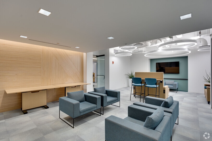 More Photos Of 10 S LaSalle St, Chicago Office For Lease