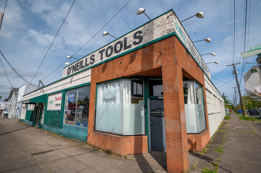 More Photos Of 7131-7145 NE Glisan St, Portland Showroom For Lease