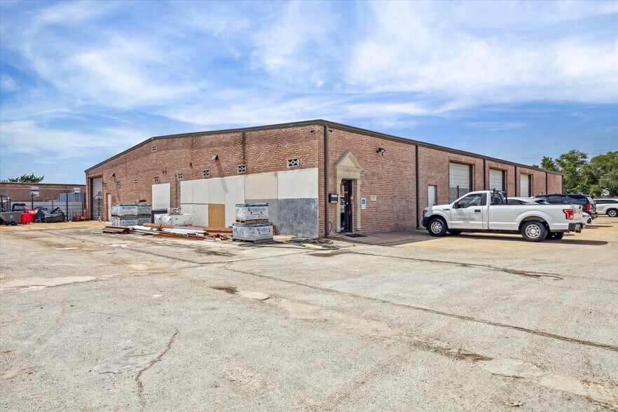 More Photos Of 5711 Clarewood Dr, Houston Warehouse For Lease