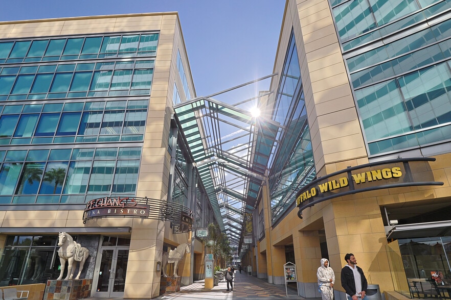 More Photos Of 15301 Ventura Blvd, Sherman Oaks Unknown For Lease