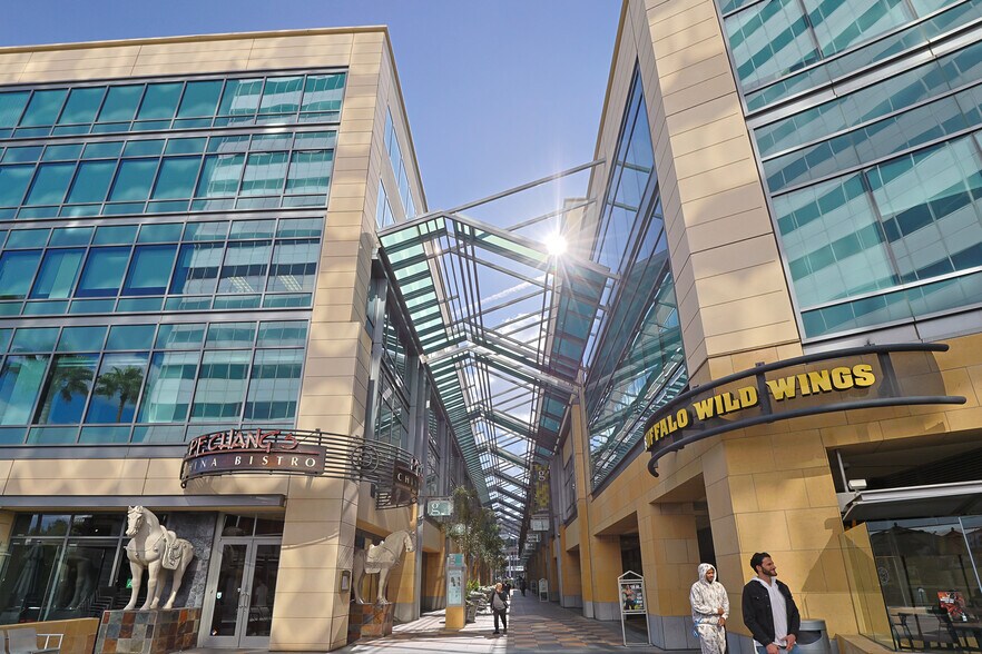 More Photos Of 15301 Ventura Blvd, Sherman Oaks Unknown For Lease