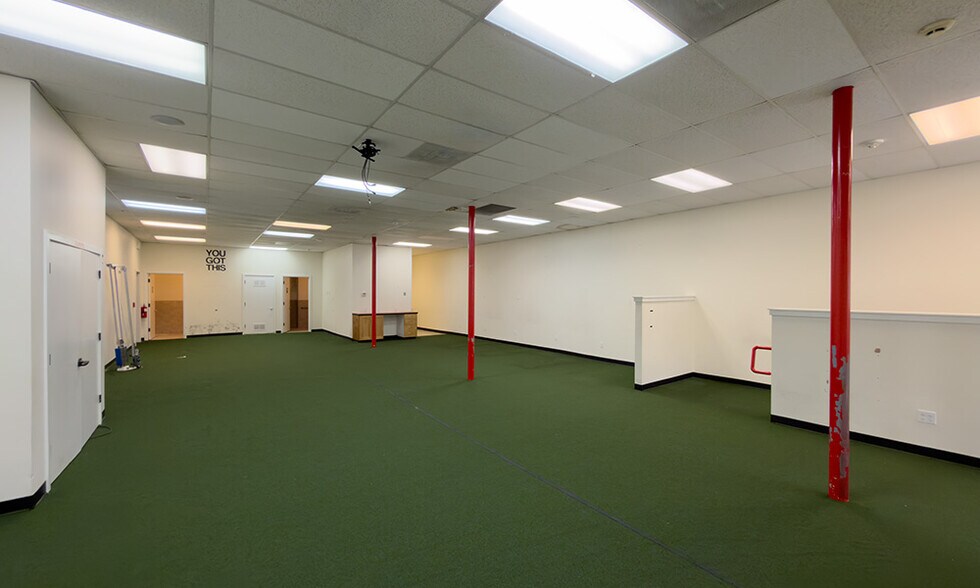 More Photos Of 10602 NE 68th St, Kirkland General Retail For Lease