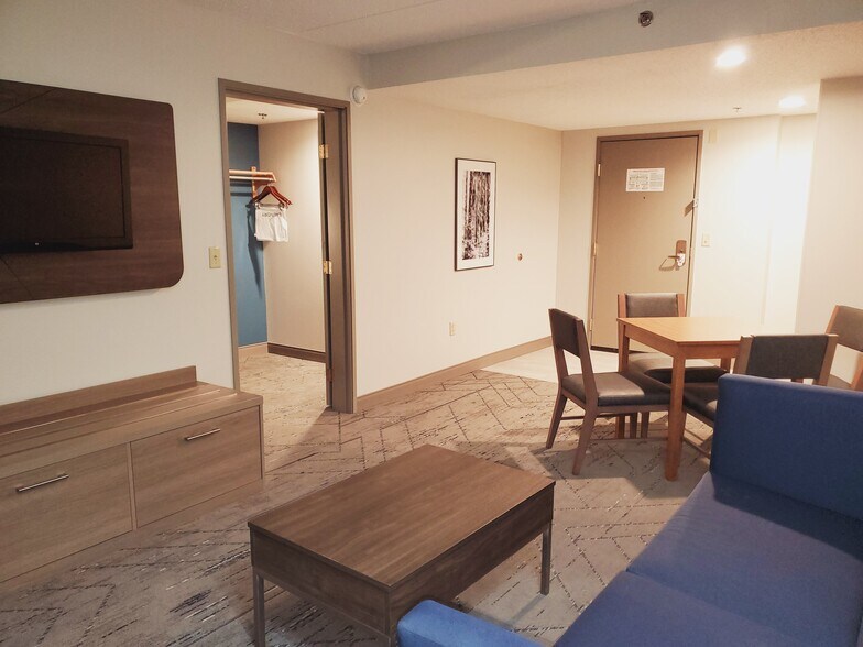 More Photos Of 3695 PA-31 East, Donegal Hotel For Sale
