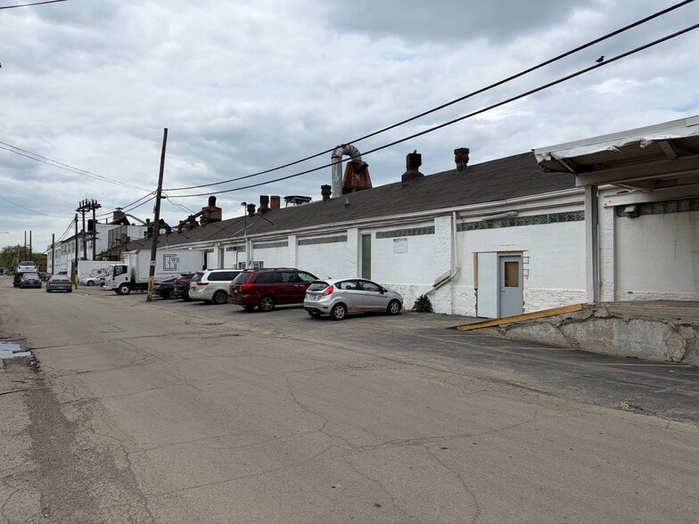 More Photos Of 6546-6558 S Menard Ave, Bedford Park Service For Lease