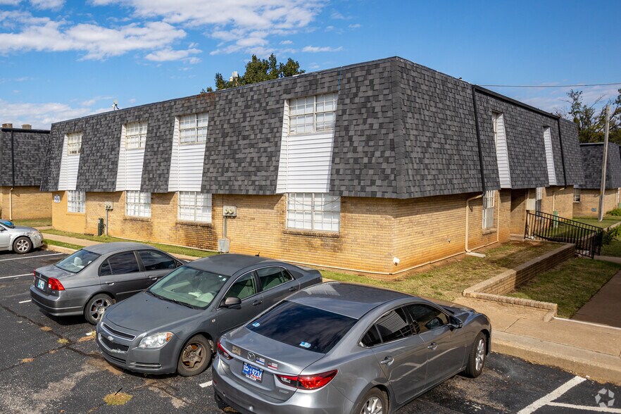 Primary Photo Of 2500-2530 N Rockwell Ave, Bethany Apartments For Sale