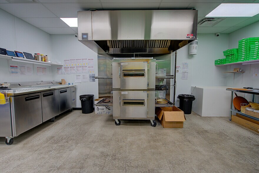 More Photos Of 5020 50 St, Sylvan Lake Storefront For Sale