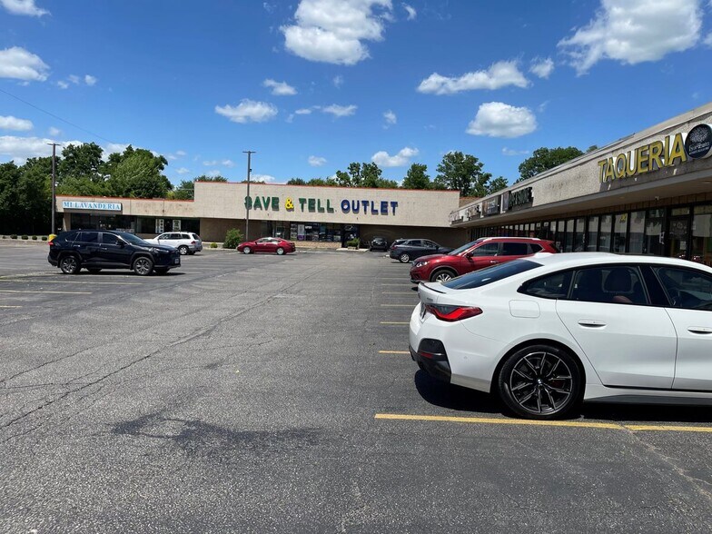 More Photos Of 840 Summit St, Elgin Storefront For Lease