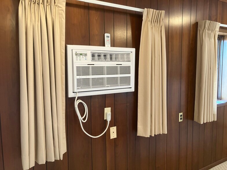 More Photos Of 211 W 1st St, Dixon General Retail For Sale