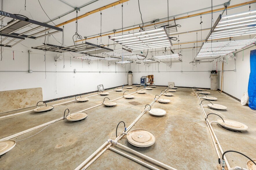 More Photos Of 3905 32nd St, Port Huron Truck Terminal For Sale