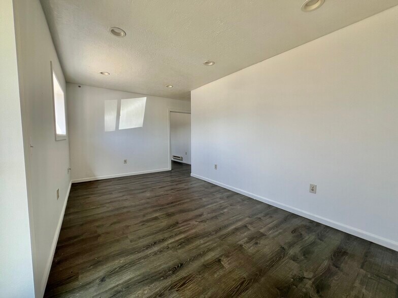 More Photos Of 33549 E Royalton Rd, Columbia Station Light Manufacturing For Sale