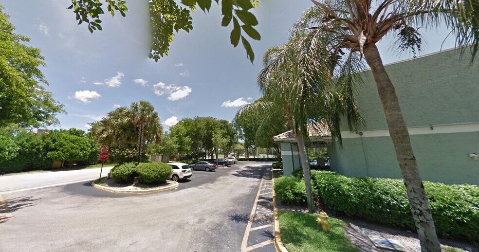 More Photos Of 1251-1269 S Pine Island Rd, Plantation Storefront For Lease