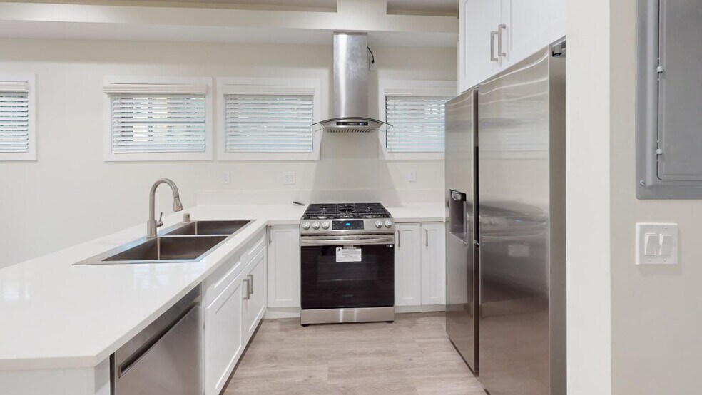 More Photos Of 1140 W 25th St, Los Angeles Multifamily For Sale