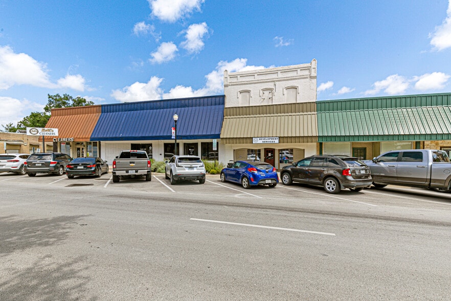 More Photos Of 106 W Grove St, Kaufman Freestanding For Lease