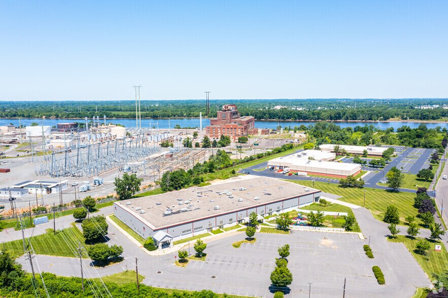 More Photos Of 302 Commerce Square Blvd, Burlington Warehouse For Lease