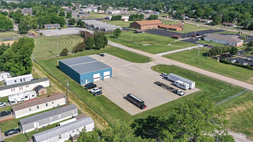 More Photos Of 300 Rou des Chateaux, Bethalto Parking Garage For Sale