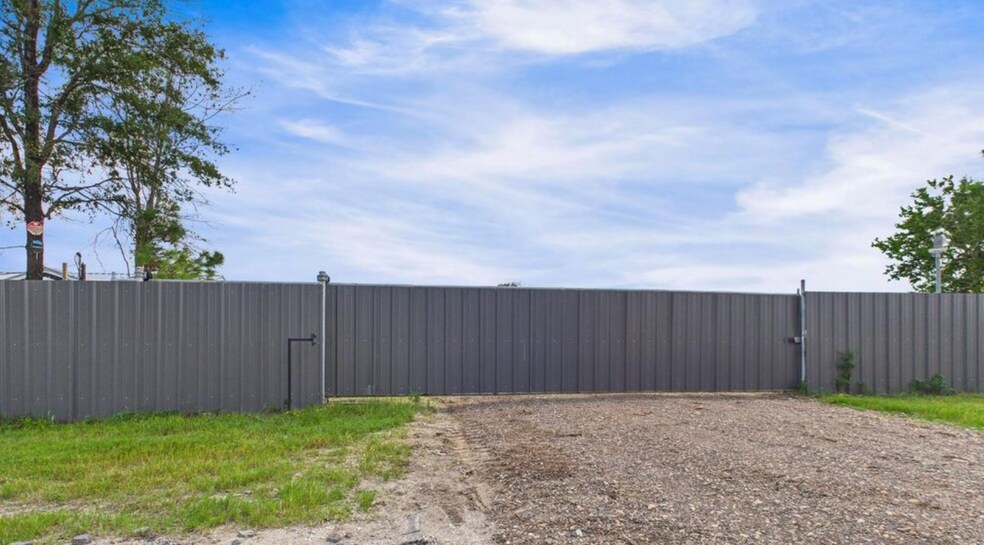 More Photos Of 12418 N Lake Houston Pkwy, Houston Land For Lease