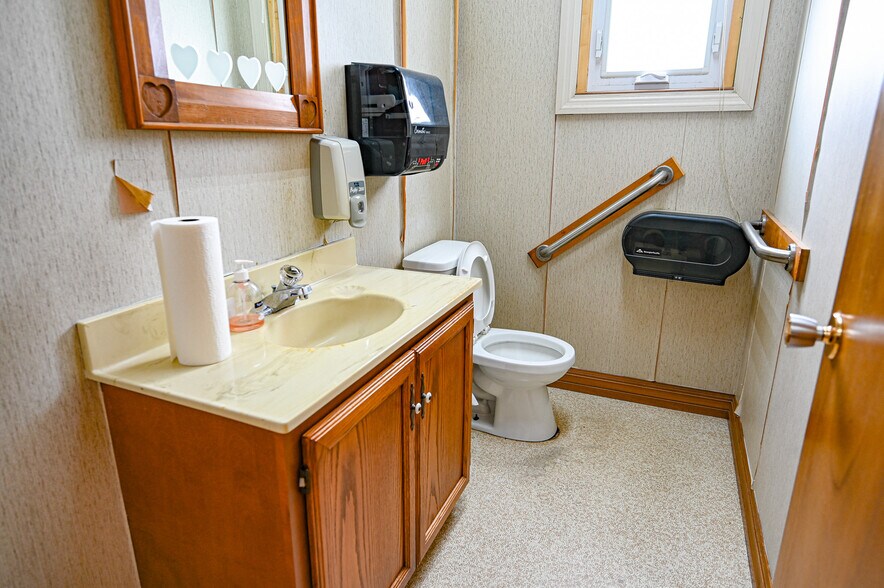 More Photos Of 19 Ridout St W, Tillsonburg Office For Lease