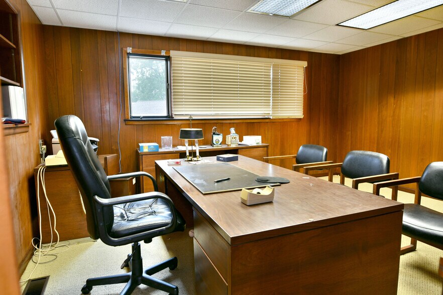 More Photos Of 696 Valley View Dr, Brookfield Office For Sale