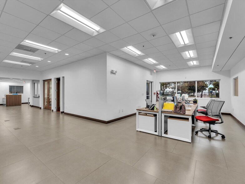 More Photos Of 10855 NW 27th St, Doral Warehouse For Lease