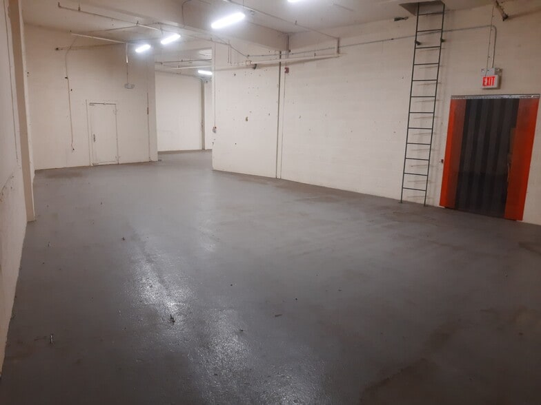 More Photos Of 176 5th Ave, Hawthorne Warehouse For Lease