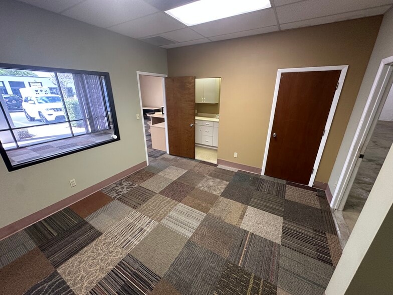 More Photos Of 9225 Ulmerton Rd, Largo Light Manufacturing For Sale