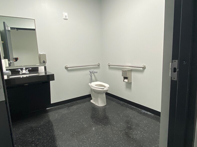 More Photos Of 760 Main St, Wilmington Light Manufacturing For Lease