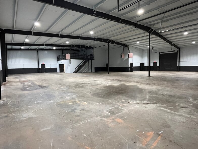 More Photos Of 1401 Fotler St, Springfield Warehouse For Lease